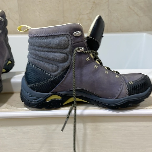 Ahnu hiking boots. - Picture 3 of 9